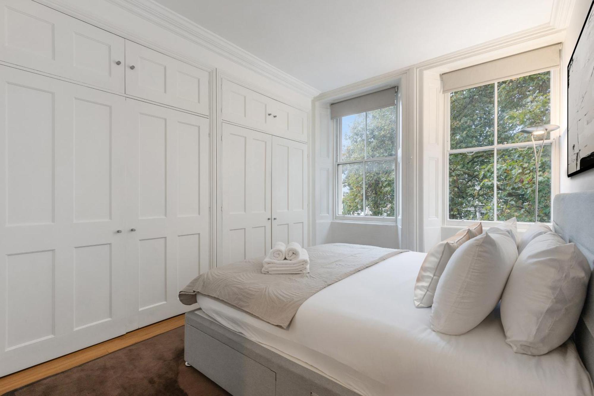 Heavenly Stays, Knightsbridge, Stylish 2-bd Escape * Londra